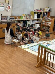 【保育部】お昼寝前💤の絵本の時間📗